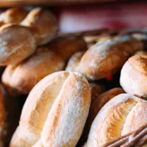 knusprig frische Brötchen in einem Korb.
