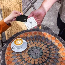Kartenzahlung mit dem SumUp Solo in einem Café 