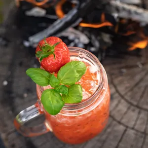Erdbeer Basilikum Mocktail in einem hohen Glas mit einer Erdbeere und Basilkum als Deko