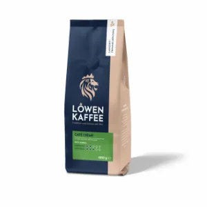 Eine 1 kg Packung Löwenkaffee in der Sorte Cafe Creme vor weißem Hintergrund.