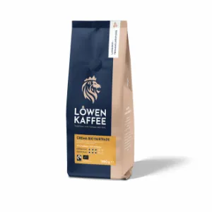 Eine 1 kg Packung Löwenkaffee in der Sorte Crema Bio Fairtrade vor weißem Hintergrund.