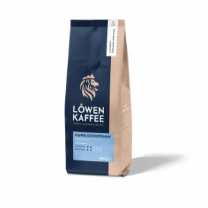 Eine 1 kg Packung Löwenkaffee in der Sorte Kaffee Entkoffeiniert vor weißem Hintergrund.