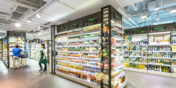 Handel & Supermärkte -  hohe Regale in einem Supermarkt