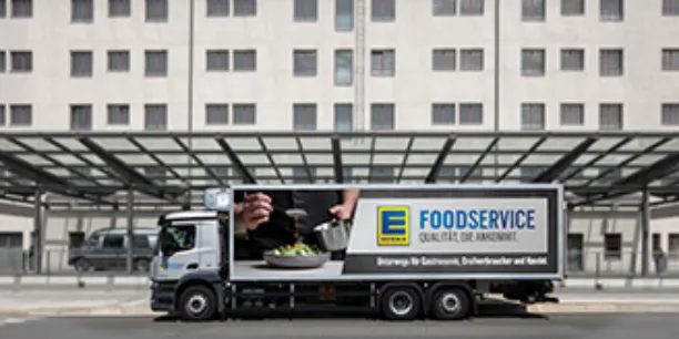 EDEKA Foodservice LKW vor einem Gebäude.