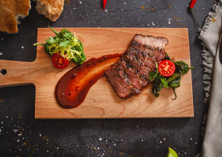 Rezept: Nackensteaks vom Wildschwein mit Chipotle Ketchup
