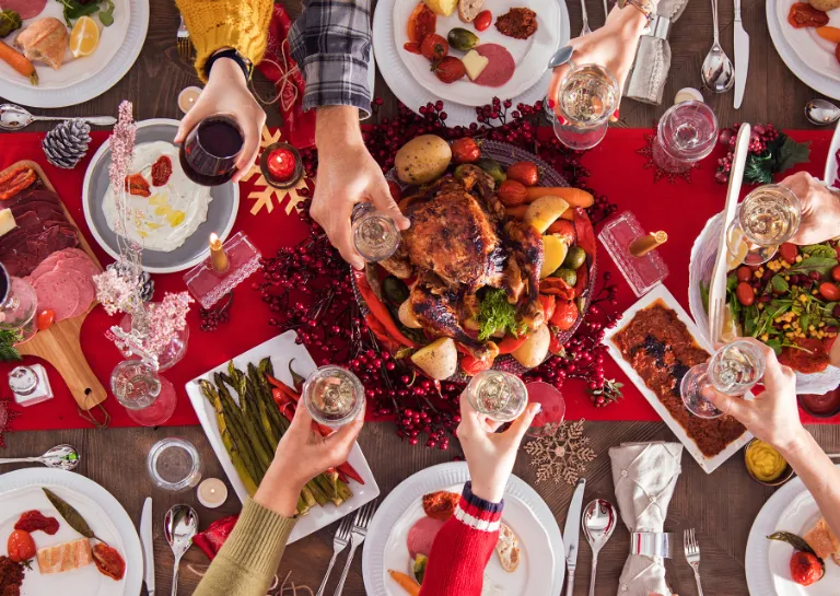 Festtagstafel, weihnachtlich geschmückt und mit klassischem Weihnachtsessen, von oben fotografiert