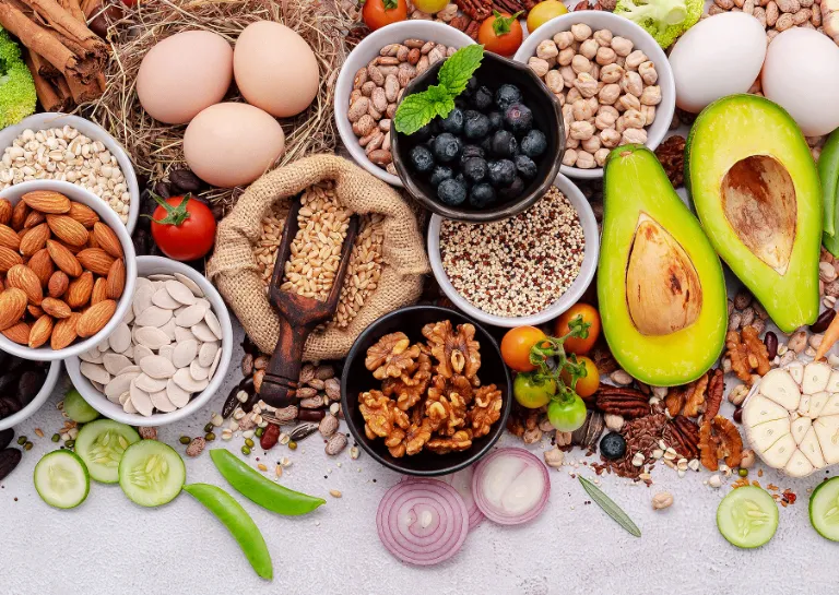 Nüsse, Obst und Gemüse angerichtet auf einer Marmorplatte