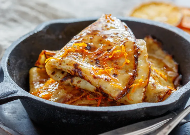 Crêpe Suzette in kleinem gusseisernen Pfännchen angerichtet