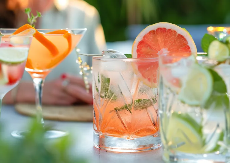 Verschiedene Cocktails für den Sommer stehen auf einem Tisch