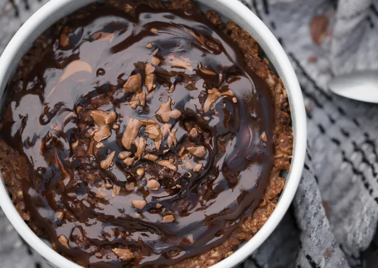 Schokoladen-Porridge-Bowl frisch zubereitet