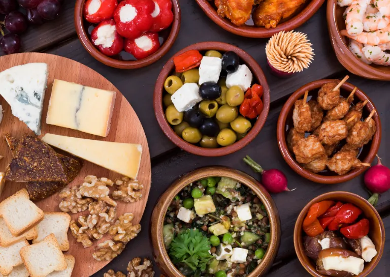 Tapas-Platte mit verschiedenen Beilagen 