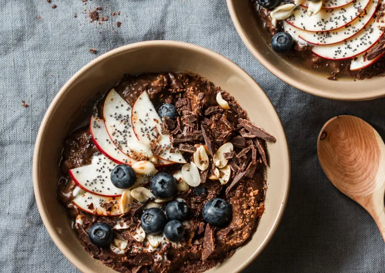 Bowl mit frischem Porridge und Obst