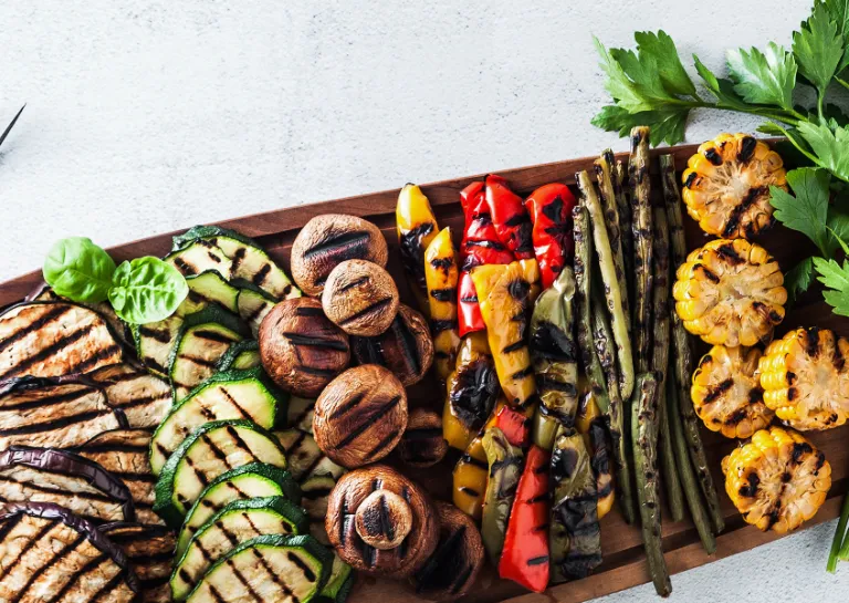 Gegrilltes Gemüse auf einem Holzbrett angerichtet