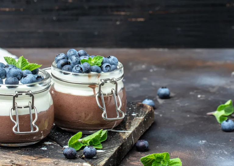 Pudding  im Glas auf Holz