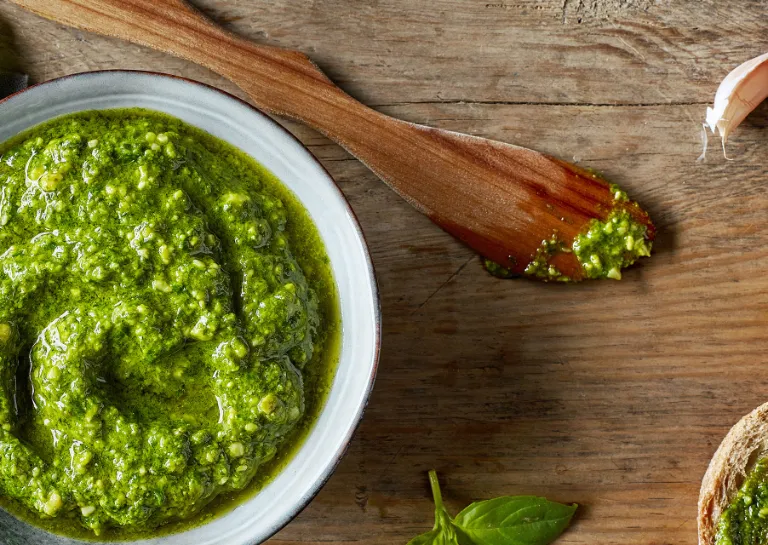 Pesto in Behältern auf einem Holztisch