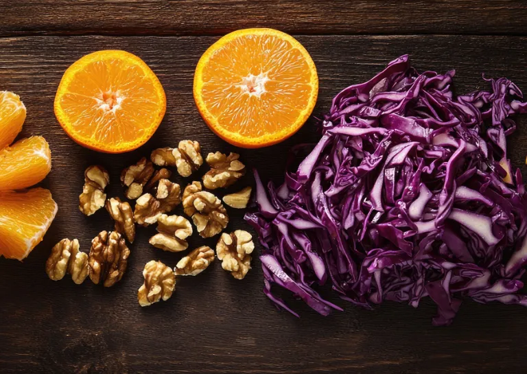 Apfel-Rotkohl-Salat Zutaten angerichtet auf einer Holzplatte 