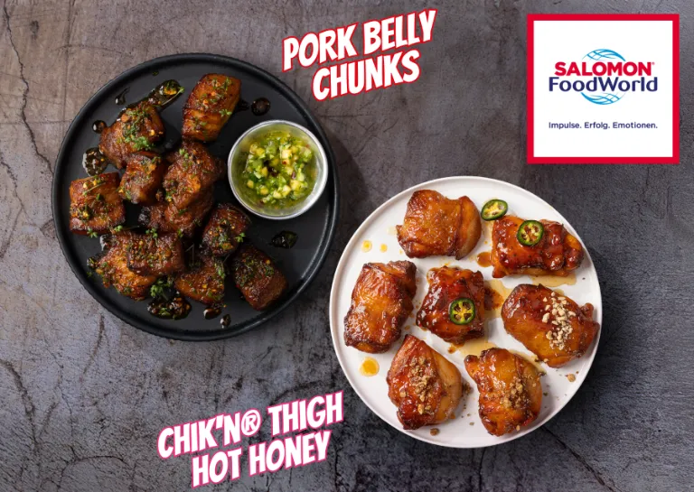Pork Belly Chunks von Salomon FoodWorl liegen auf zwei Tellern