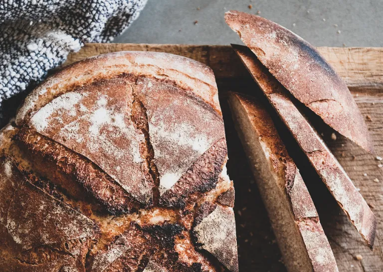 Frisches Sauerteigbrot aufgeschnitten auf einem Holzbrett