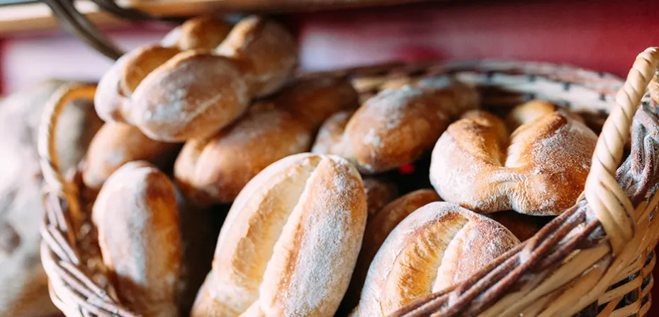 knusprig frische Brötchen in einem Korb.