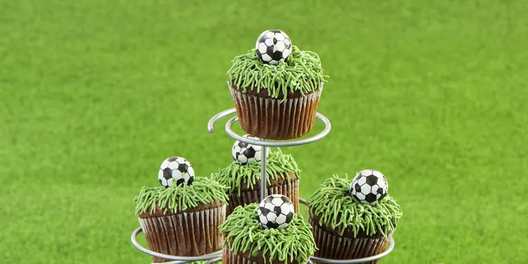 Mit grünem Frosting in Fußballoptik dekorierte Cupcakes passend zur Fußball EM