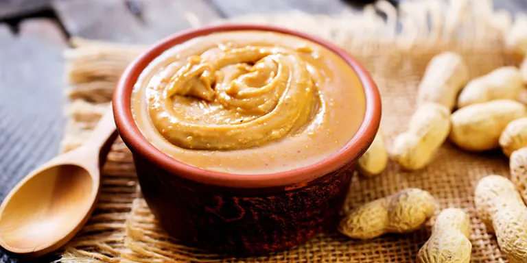 Frische Erdnusssauce in kleiner roter Schale.