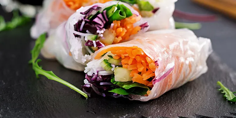 Vietnamesische Sommerrollen gefüllt mit Nudeln, Salat, Gurken, Karotten und Rotkohl.