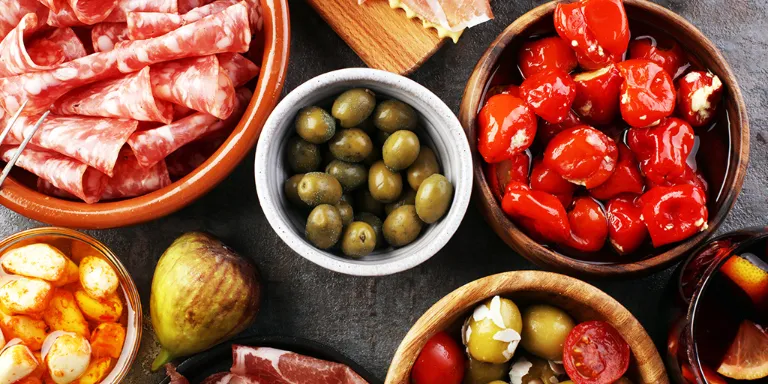 Verschiedene Tapas auf Tisch angerichtet
