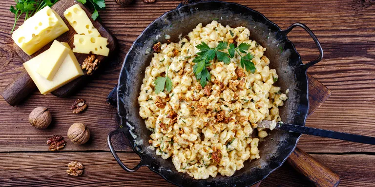 Badische Käsespätzle in Gusspfanne serviert