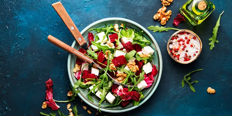 Griechischer Rote-Beete-Salat in einer Bowl angerichtet