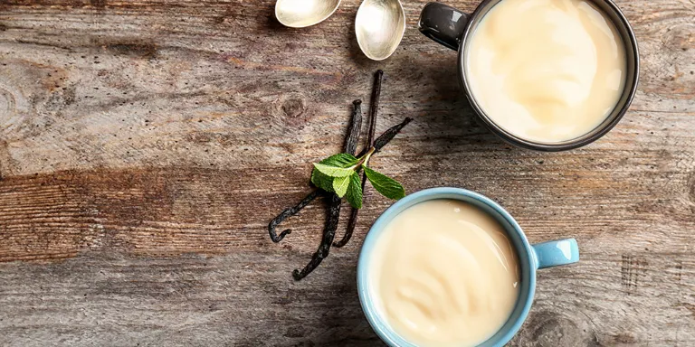Glutenfreier Vanillepudding in zwei Tassen angerichtet