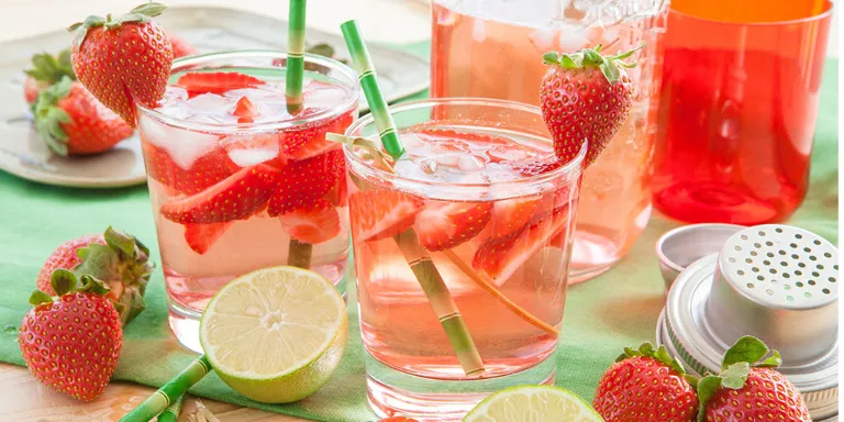 Rezept für eine Erdbeerbowle mit Weißwein und Zitronen.