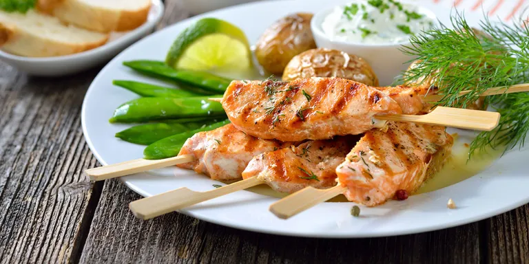 gegrillter Lachs angerichtet mit Dill und Dips