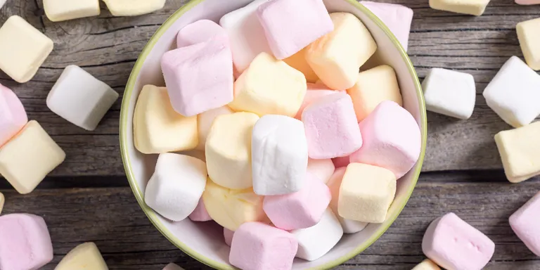 Bunte Marshmallows in einer Bowl auf einem Holztisch