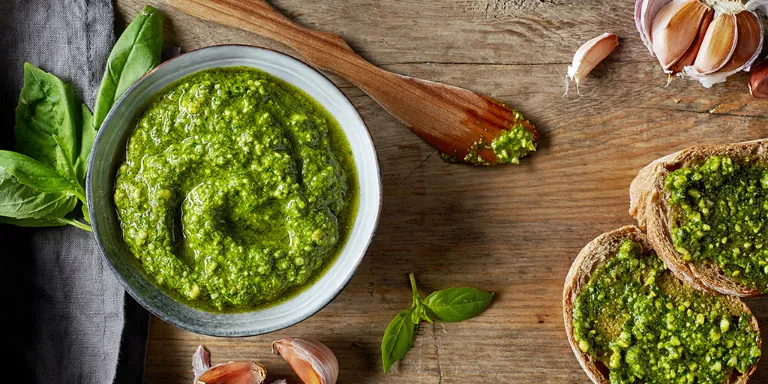 Pesto in einer Schüssel serviert mit Knoblauch