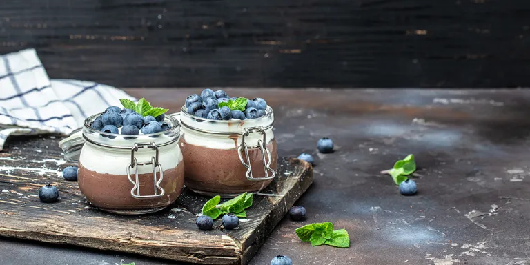Pudding mit Blaubeeren in Gläsern serviert 