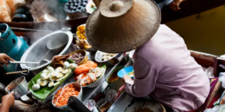 Frische Lebensmittel liegen ausgelegt auf dem Marktstand in Vietnam