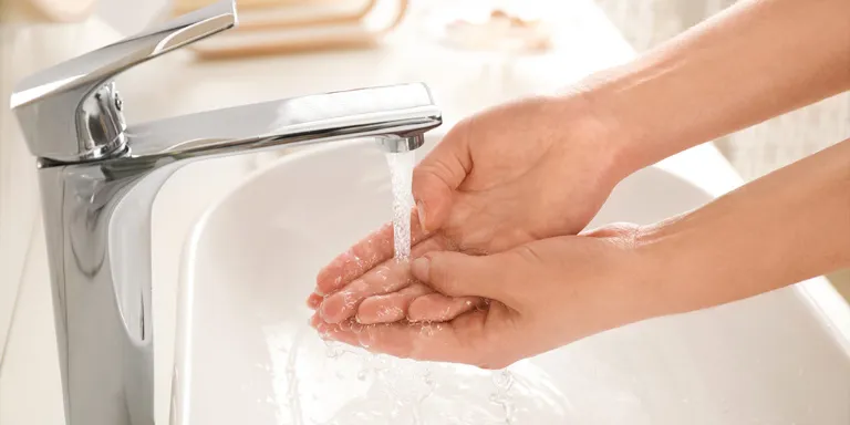 Hände waschen im Waschbecken