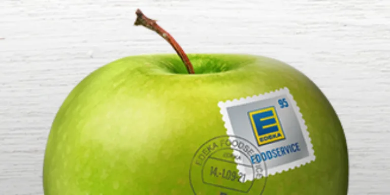 Frische, grüner Apfel mit Briefmarke 
