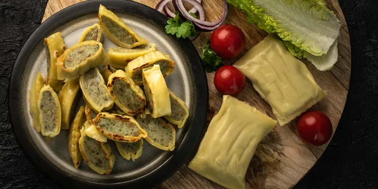 Aufgeschnittene Maultaschen auf einem Teller