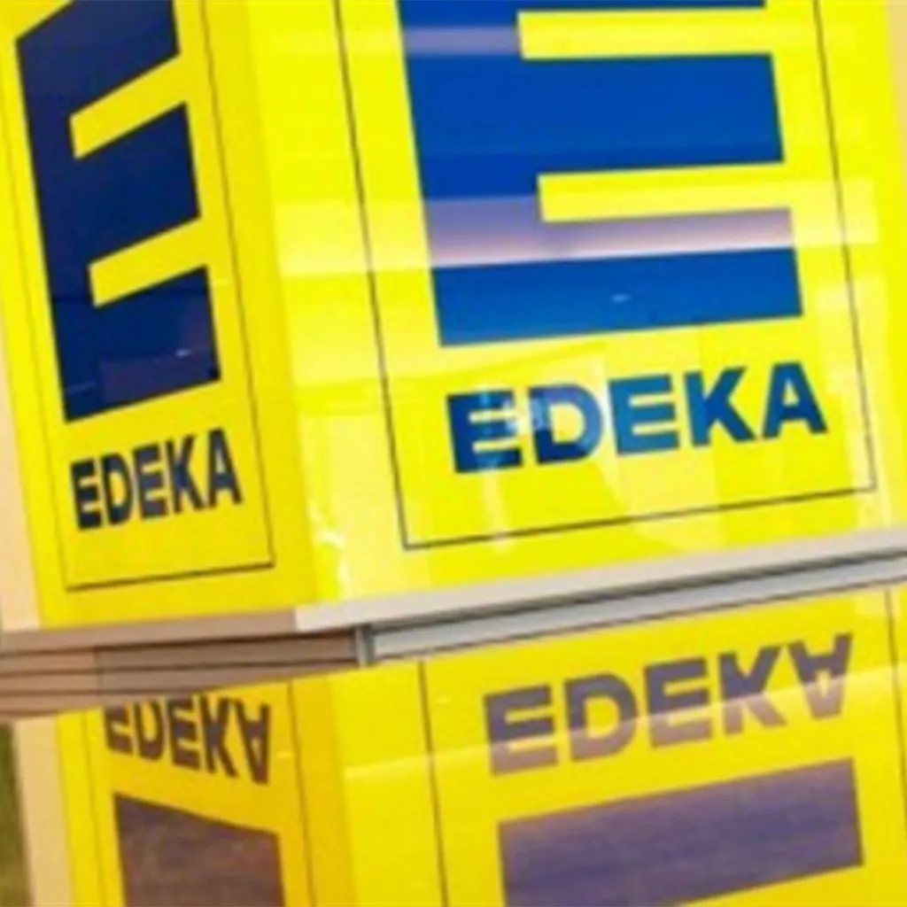 Hinterleuchteter Kubus mit einem EDEKA Logo