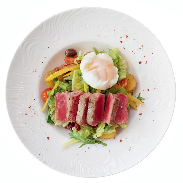 Kundengruppe Gastronomie und Hotellerie  - angerichteter Teller mit Salat & Roastbeef