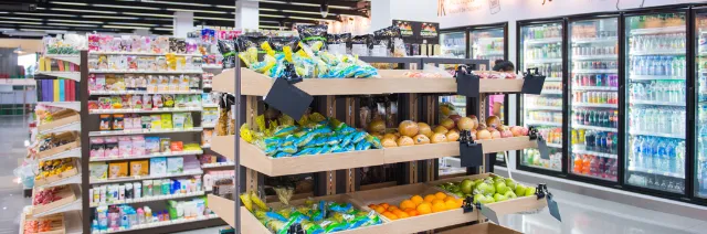 Supermarkt mit hohen Regalen