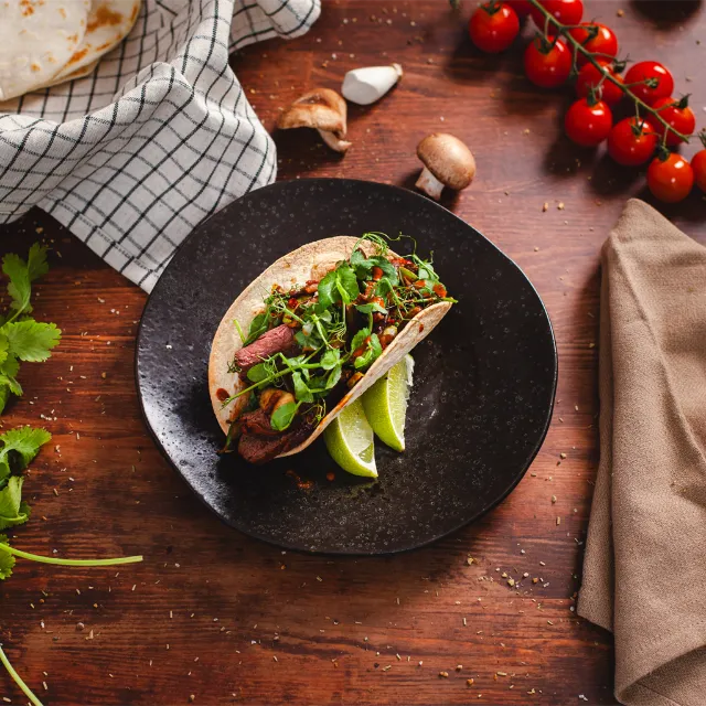 Carne Asada vom Hirschrücken serviert im Tortilla Wrap