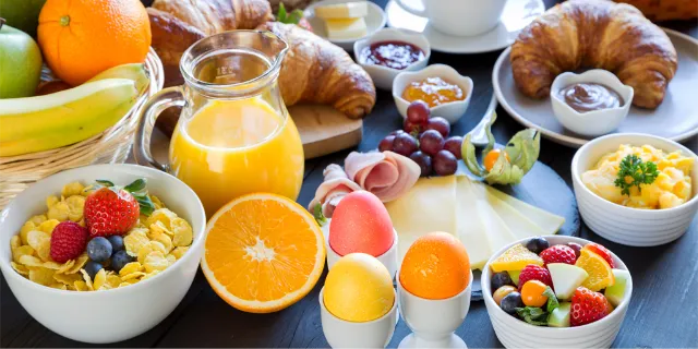 Gedeckter Tisch für einen Osterbrunch