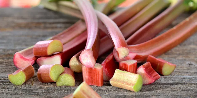 Rote Stängel Rhabarber auf einer Holzplatte