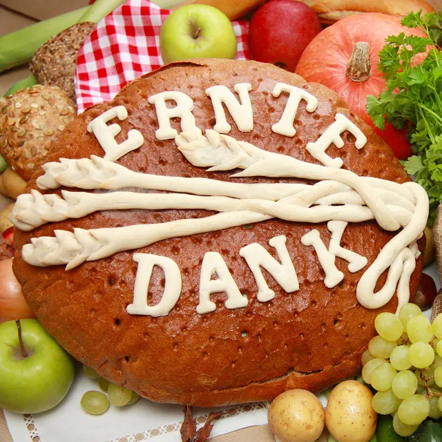 Laib Brot mit der Aufschrift "Erntedank" verziert