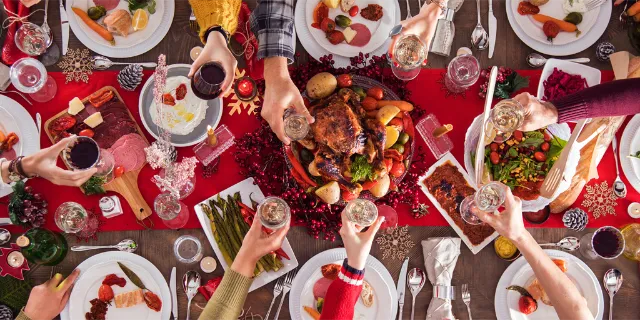Festtagstafel, weihnachtlich geschmückt und mit klassischem Weihnachtsessen, von oben fotografiert