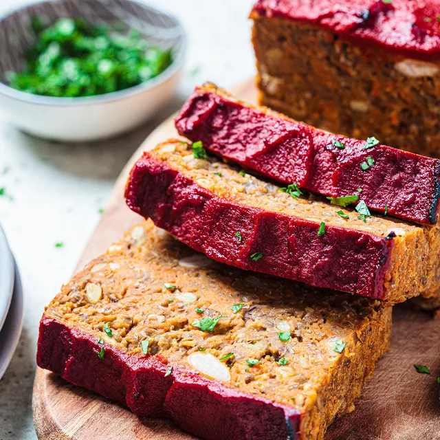 Linsenbraten auf einem Holzbrett in Scheiben geschnitten
