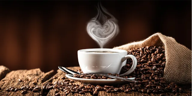 Tasse Kaffee mit Kaffeebohnen