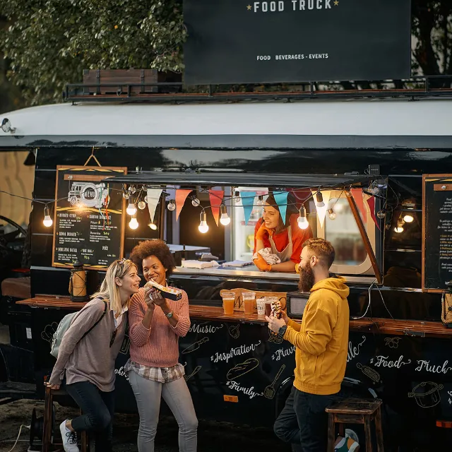 Gäste essen an einem Food Truck
